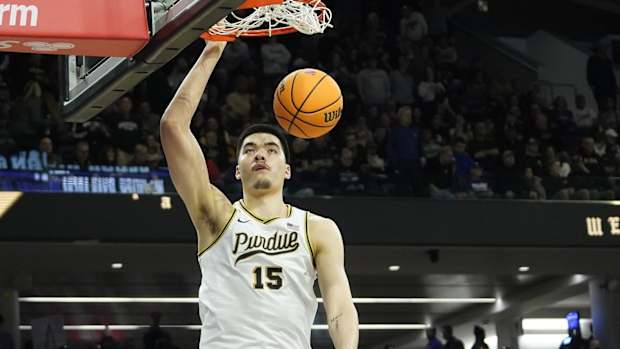 zach edey warmup dunk at northwestern